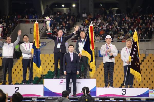 지난 23일 오후 부산 아시아드주경기장에서 열린 제106회 전국체육대회 폐회식에서 종합우승 4연패를 달성한 경기도 선수단이 시상대에서 종합우승컵과 우승기를 들고 기념촬영을 하고 있다. 2025.10.23 /경기도체육회 제공