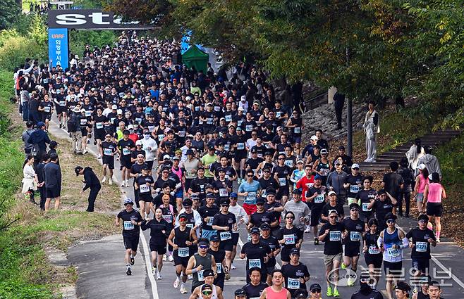 25일 의정부에서 열린 '2025 의정부시 하천 마라톤 전국대회'에서 참가자들이 하천변을 달리고 있다. 사진=임채운 기자