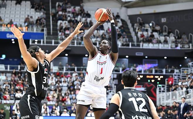 26일 수원 KT소닉붐아레나에서 열린 2025~2026 LG전자 프로농구 정규리그 원정 경기서 정관장 조니 오브라이언트가 슛을 시도하고 있다. 사진=KBL