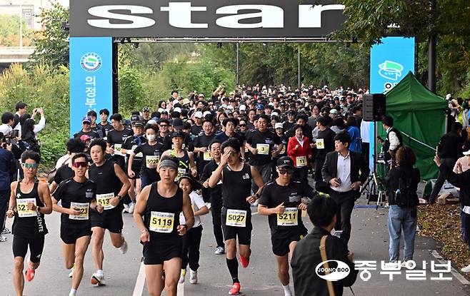 참가자들이 힘차게 출발하고 있다. 임채운기자