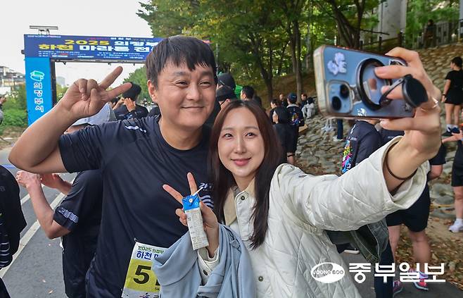 완주를 마친 참가자가 기념사진을 찍고 있다. 임채운기자