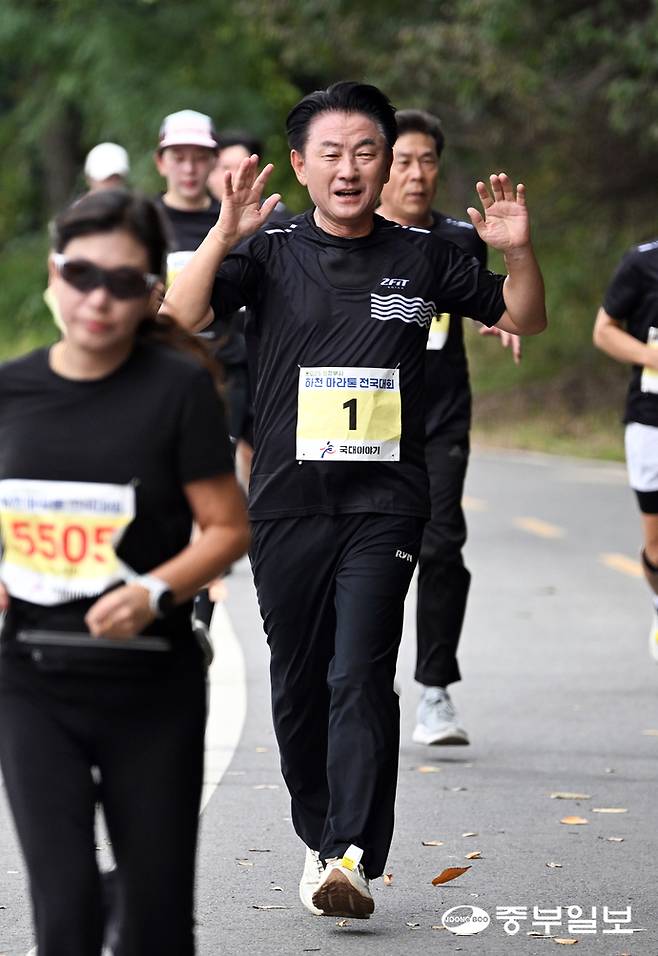 김동근 의정부시장이 결승선을 향해 달려오고 있다. 임채운기자