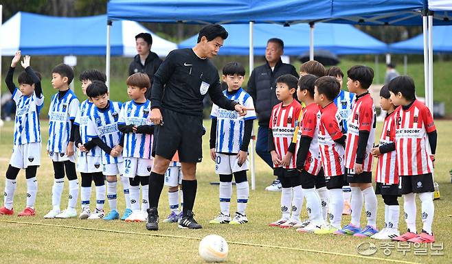 26일 인천시 연수구 인천환경공단 송도스포츠파크 솔바람공원 천연잔디구장에서 열린 제7회 중부일보사장배 유소년 축구대회에서 선수들이 경기전 심판에게 주의사항을 듣고 있다.정선식기자