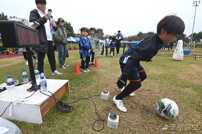 26일 인천시 연수구 인천환경공단 송도스포츠파크 솔바람공원 천연잔디구장에서 열린 제7회 중부일보사장배 유소년 축구대회 이벤트존에서 참가선수가 게임을 즐기고 있다.정선식기자