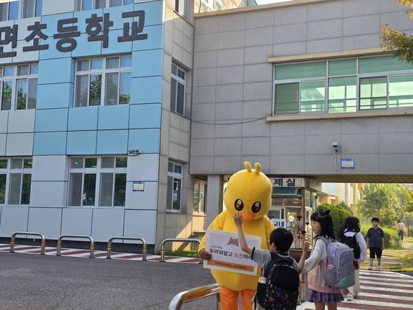 김창용 서면초 교장이 등굣길 학생들과 대화를 나누고 있다. [사진 = 박지현 기자]