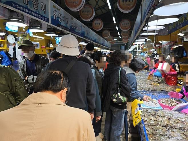 26일 오후 2시께 인천종합어시장은 가을 꽃게를 사러 온 사람으로 가득했다. <사진=김민지 기자>