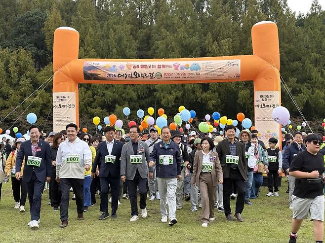 대전시가 주최하고 대전관광공사와 한국걷기운동본부가 공동 주관한 2025 대청호오백리길걷기대회가 25일 오전 10시 대청공원 동광장에서 외국인 등 2,000여명이 참석한 가운데 성대하게 개최됐다.