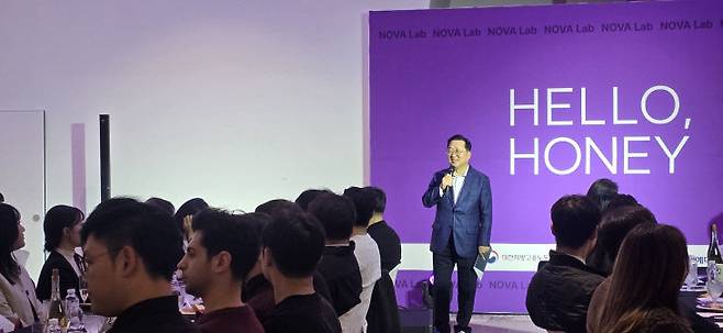 이장우 대전시장이  'HELLO, HONEY'  행사에서 축사하고 있다.