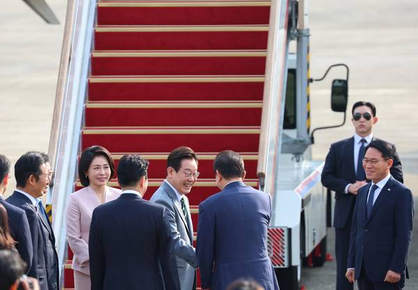 ▲ 말레이시아 아세안 정상회의에 참석하는 이재명 대통령과 김혜경 여사가 26일 성남 서울공항에서 출국 전 환송 나온 더불어민주당 정청래 대표, 김병기 원내대표, 강훈식 비서실장 등과 인사하고 있다. 연합뉴스