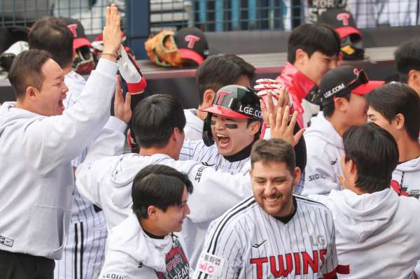 솔로 홈런 뒤 한호 하는 LG 박해민