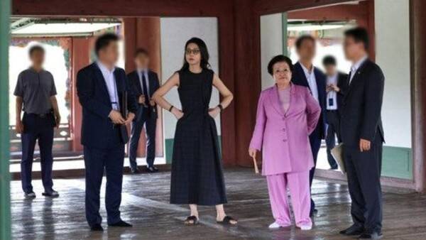 윤석열 전 대통령 배우자인 김건희(왼쪽 네 번째) 여사와 이배용(다섯 번째) 전 국가교육위원장이 경복궁 경회루로 추정되는 장소에 함께 서 있다. '주기자 라이브' 영상 캡처