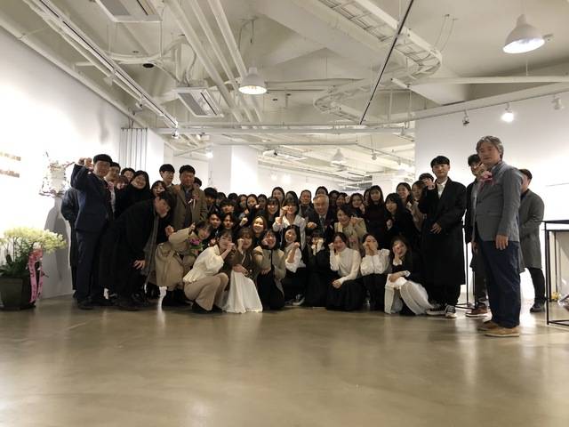 예원예술대학교 금속조형디자인학과 학생들.