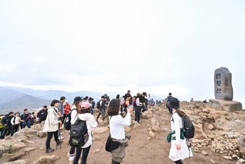 ◇2025년 정선군민 산소(O2)길 걷기행사가 지난 25일 정선군 남면 민둥산 일원에서 열린 가운데 500여 명의 참가자와 2,000여 명의 산행객들이 함께 어울리며 민둥산 정상의 경치를 감상했다.