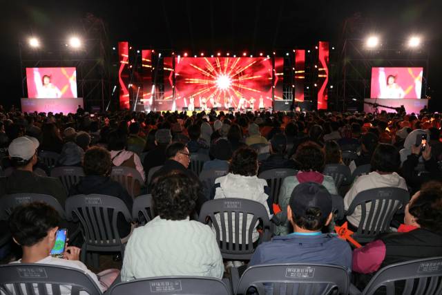 시월애 콘서트를 찾은 1만 명의 관객들이 25일 인순이 등 인기 가수의 노래에 즐거운 시간을 보냈다. 양산시 제공