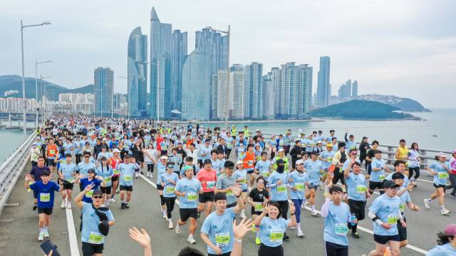 부산일보 주최 ‘2025 부산바다마라톤’이 26일 오전 부산 벡스코 야외광장과 광안대교, 광안리해수욕장 일대에서 열렸다. 10km 로드레이스와 5km 건강달리기 2개 종목으로 열린 이날 행사의 참가자들이 광안대교 위를 달리고 있다. 김종진 기자 kjj1761@