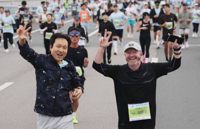 부산일보 주최 ‘2025 부산바다마라톤’이 26일 오전 부산 벡스코 야외광장과 광안대교, 광안리해수욕장 일대에서 열렸다. 10km 로드레이스와 5km 건강달리기 2개 종목으로 열린 이날 행사의 참가자들이 광안대교 위를 달리고 있다. 정종회 기자 jjh@