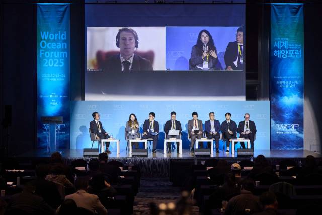 지난 24일 제19회 세계해양포럼 부산시 특별세션이 열린 롯데호텔부산 크리스탈볼룸에서 발제자와 토론자들이 북극항로에 대해 토론하고 있다. WOF 사무국 제공