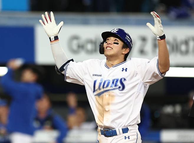 지난 22일 대구삼성라이온즈파크에서 열린 2025 KBO 포스트시즌 플레이오프 한화 이글스 대 삼성 라이온즈 4차전. 7회 말 1사 1,2루 때 삼성 김영웅이 3점 홈런을 친 후 그라운드를 달리고 있다. 연합뉴스