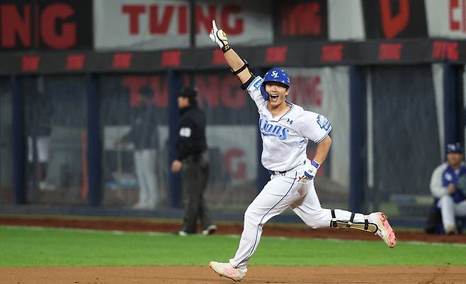 지난 21일 대구 삼성라이온즈파크에서 열린 2025 프로야구 KBO리그 포스트시즌 플레이오프 3차전 한화 이글스와 삼성 라이온즈의 경기. 4회말 2사 주자없는 상황에서 삼성 김태훈이 1점 홈런을 치고 그라운드를 돌고 있다. 연합뉴스