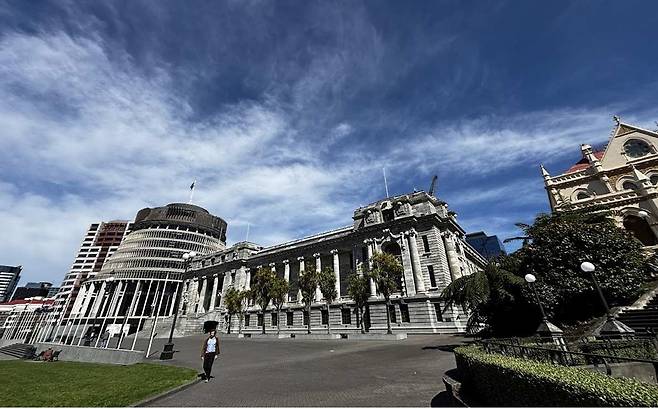 왼쪽부터 비하이브와 국회의사당, 국회도서관 / 사진=김소은