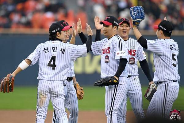 KS 1차전 승리 직후 세리머니하는 LG 내야진. (사진=LG)