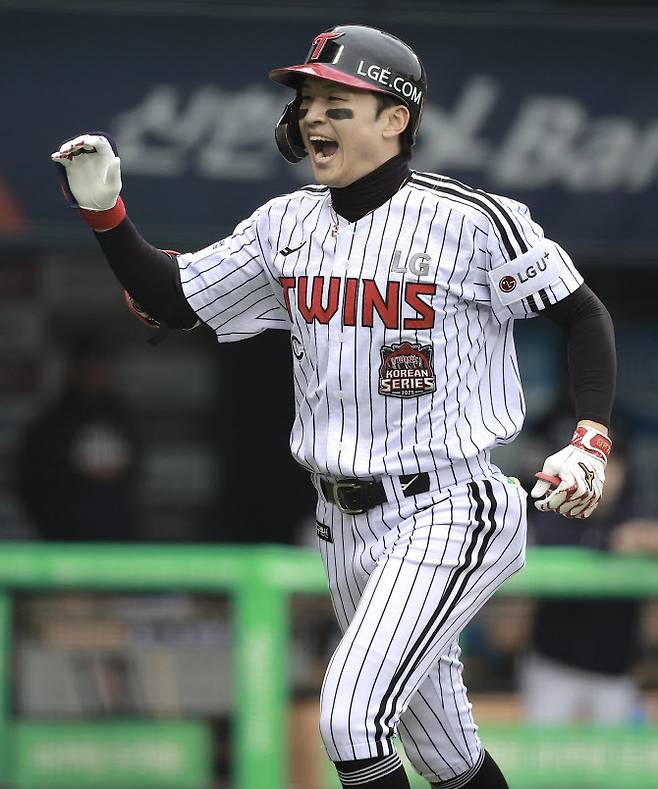 26일 잠실구장에서 열린 2025 KBO 한국시리즈 1차전 한화 이글스와 LG 트윈스의 경기, 5회말 무사 주자없는 상황 LG 박해민이 솔로포를 친 뒤 기뻐하고 있다. 사진=뉴시스
