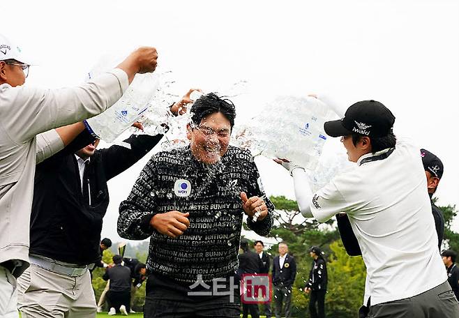 이정환이 26일 충남 천안 우정힐스CC에서 열린 제네시스 챔피언십에서 우승하자 동료들이 물을 뿌리며 축하해주고 있다. 이정환은 우승으로 상금 68만 달러와 함께 제네시스 GV80을 부상으로 받았고, 유럽 DP월드투어 2년 시드와 PGA 투어 제네시스 스코티시 오픈 출전권을 받았다. (사진=이데일리 골프in 김상민 기자)