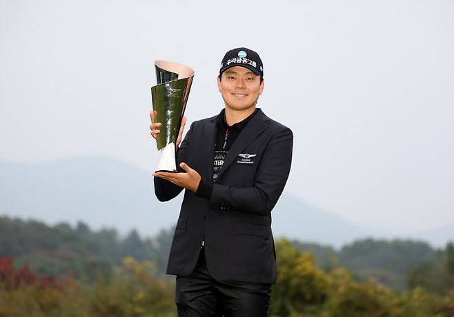 이정환이 제네시스 챔피언십에서 우승한 뒤 활짝 웃으며 트로피를 들어 올리고 있다. (사진=KPGA)