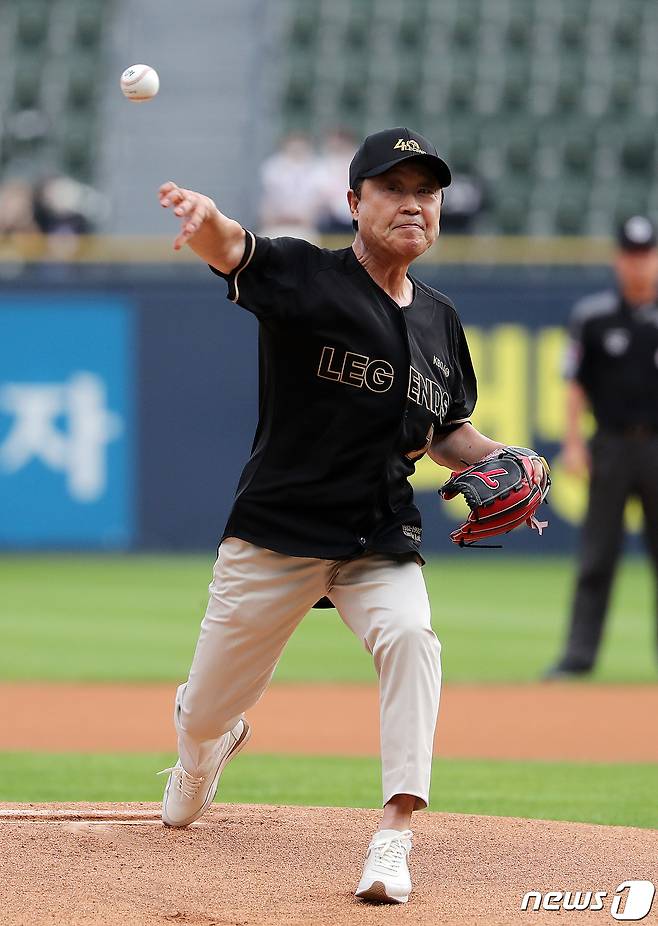 17일 오후 서울 송파구 잠실야구장에서 열린 '2022 신한은행 SOL KBO리그’ 삼성 라이온즈와 LG 트윈스의 경기를 앞두고 KBO 레전드 40인에 선정된 김재박 전 감독이 시구를 하고 있다. 2022.8.17/뉴스1 ⓒ News1 김진환 기자