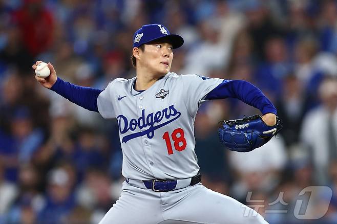 LA 다저스 투수 야마모토 요시노부가 26일(한국시간) 열린 토론토 블루제이스와 2025 메이저리그(MLB) 월드시리즈 2차전에서 선발 등판해 역투하고 있다. ⓒ AFP=뉴스1