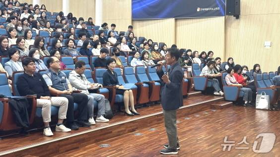 박성현 행정국장이 24일 전북교육청, 공무원 정원배정 개선안에 대해 설명하고 있다.(전북교육청 제공, 재판매 및 DB 금지)/뉴스1