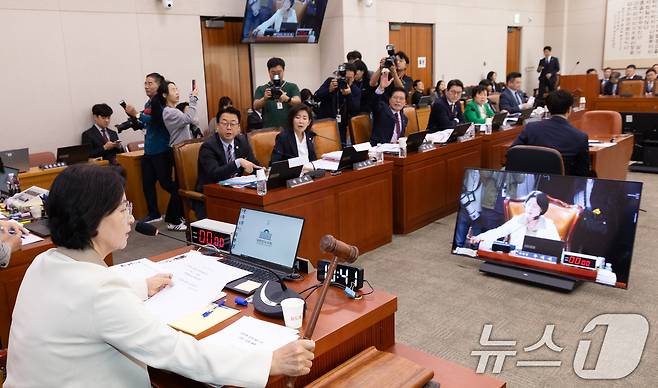 지난 16일 서울 여의도 국회에서 열린 법제사법위원회 감사원 등에 대한 국정감사에서 추미애 위원장이 전일 대법원 현장감사 관련으로 여야 설전이 벌어지자 감사 중지를 알리는 의사봉을 두드리고 있다. 2025.10.16/뉴스1 ⓒ News1 이승배 기자