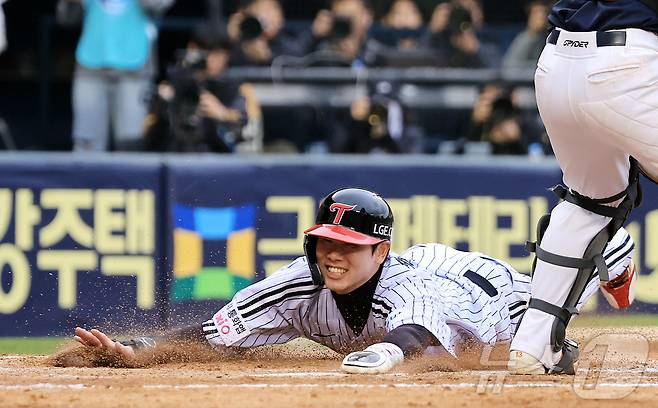 26일 서울 잠실야구장에서 열린 프로야구 2025 신한 SOL뱅크 KBO 포스트시즌 한국시리즈 1차전 한화 이글스와 LG 트윈스의 경기, LG 홍창기가 6회말 2사 1,2루 상황 김현수의 적시타 때 득점에 성공하고 있다. 2025.10.26/뉴스1 ⓒ News1 김진환 기자