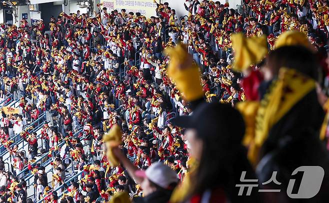 26일 서울 잠실야구장에서 열린 프로야구 2025 신한 SOL뱅크 KBO 포스트시즌 한국시리즈 1차전 한화 이글스와 LG 트윈스의 경기, LG 야구팬들이 열띤 응원을 하고 있다. 2025.10.26/뉴스1 ⓒ News1 김성진 기자