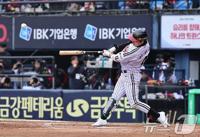 26일 서울 잠실야구장에서 열린 프로야구 2025 신한 SOL뱅크 KBO 포스트시즌 한국시리즈 1차전 한화 이글스와 LG 트윈스의 경기, LG 신민재가 6회말 1사 만루 상황 2타점 적시타를 치고 있다. 2025.10.26/뉴스1 ⓒ News1 구윤성 기자