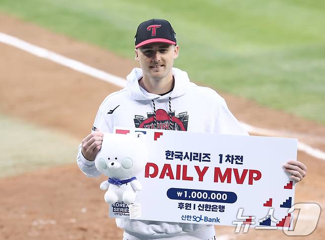 LG 톨허스트가 26일 서울 잠실야구장에서 열린 프로야구 2025 신한 SOL뱅크 KBO 포스트시즌 한국시리즈 1차전 한화 이글스와 LG 트윈스의 경기에서 데일리MVP에 선정된 후 기념촬영을 하고 있다. 2025.10.26/뉴스1 ⓒ News1 김성진 기자