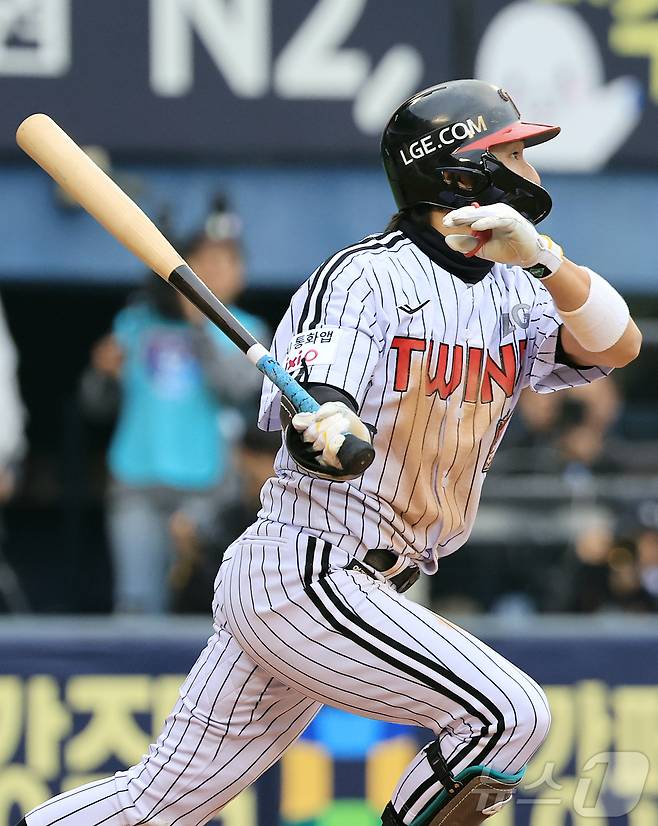 26일 서울 잠실야구장에서 열린 프로야구 2025 신한 SOL뱅크 KBO 포스트시즌 한국시리즈 1차전 한화 이글스와 LG 트윈스의 경기, LG 신민재가 6회말 1사 만루 상황 2타점 적시타를 치고 있다. 2025.10.26/뉴스1 ⓒ News1 김진환 기자