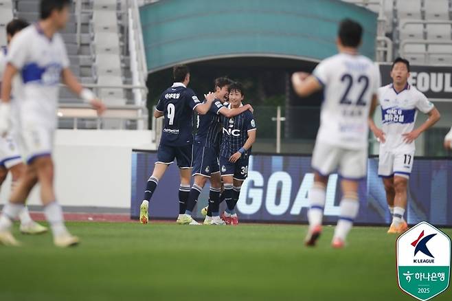 서울 이랜드 박창환(가운데)이 26일 아산전에서 득점 후 기뻐하고 있다. 사진 | 한국프로축구연맹
