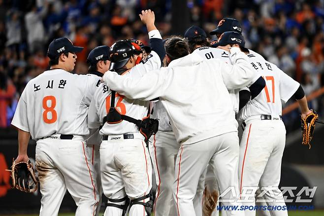 24일 대전 한화생명볼파크에서 열린 PO 5차전 삼성과 한화의 경기, 한화가 11대2로 승리하며 한국시리즈에 진출했다. 경기를 끝낸 후 기쁨을 나누는 선수들의 모습. 대전=허상욱 기자wook@sportschosun.com/2025.10.24/
