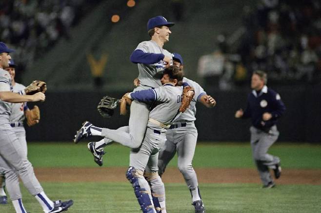 1988 월드시리즈 5차전 완투승으로 시리즈를 끝낸 허샤이저와 동료들의 환호. AP연합뉴스