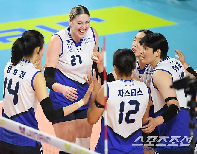 22일 인천 삼산월드체육관에서 열린 V리그 흥국생명-현대건설전. 현대건설 카리, 김희진 등 선수들이 득점 후 환호하고 있다. 인천=정재근 기자 cjg@sportschosun.com/2025.10.22/