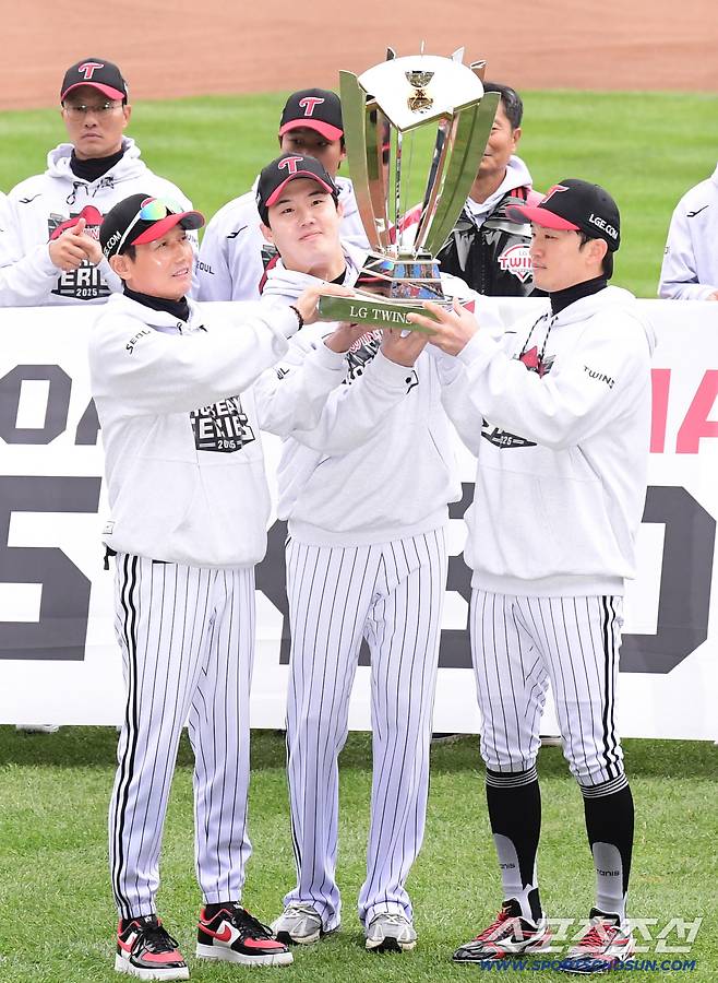 26일 잠실구장에서 열린 한화와 LG의 KS 1차전. 정규시즌 우승 트로피와 함께 포즈를 취하고 있는 LG 염경엽 감독과 선수들. 잠실=송정헌 기자songs@sportschosun.com/2025.10.26/