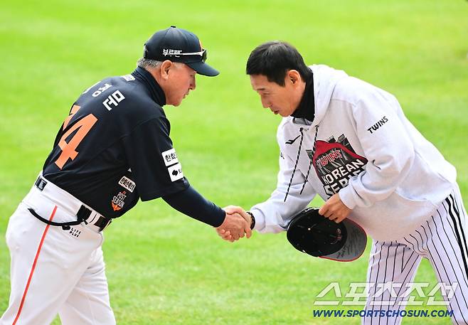 26일 잠실구장에서 열린 한화와 LG의 KS 1차전. 경기를 앞두고 인사를 나누고 있는 한화 김경문 감독과 LG 염경엽 감독. 잠실=송정헌 기자songs@sportschosun.com/2025.10.26/