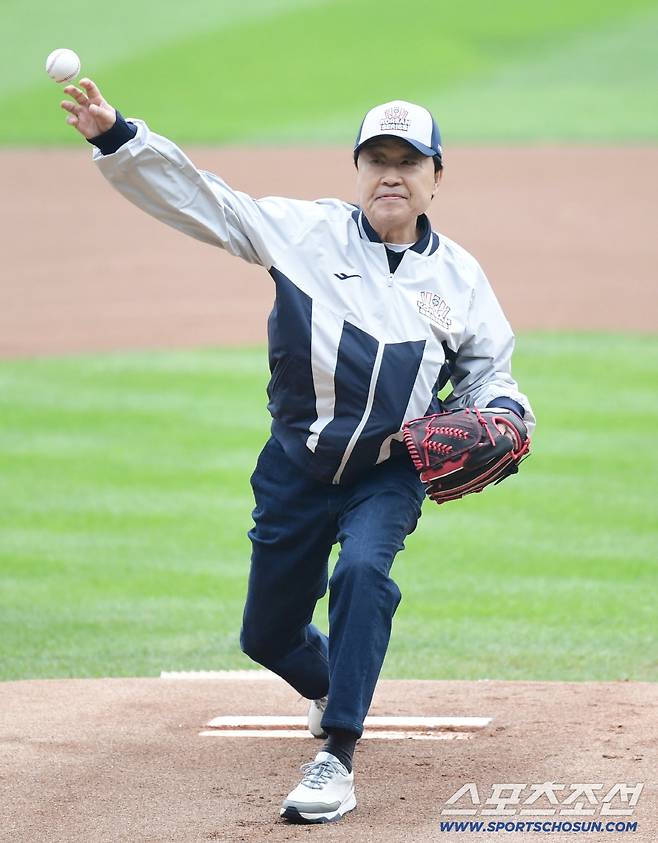 26일 잠실구장에서 열린 한화와 LG의 KS 1차전. 기념 시구를 하고 있는 前LG 감독 김재박. 잠실=송정헌 기자songs@sportschosun.com/2025.10.26/