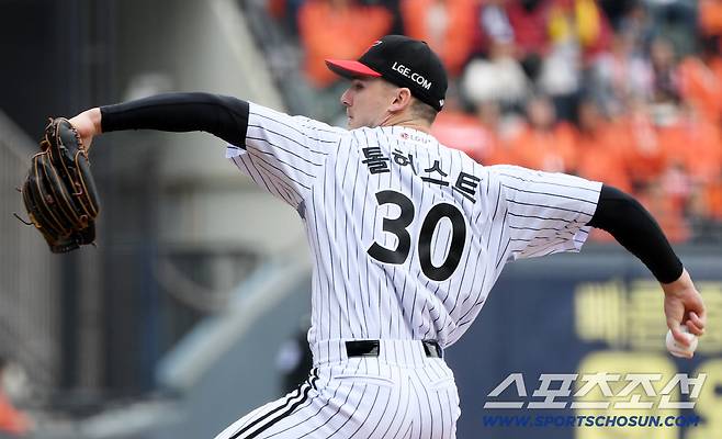 26일 잠실구장에서 열린 한국시리즈 1차전 LG 트윈스와 한화 이글스의 경기. LG 톨허스트가 역투하고 있다. 잠실=박재만 기자 pjm@sportschosun.com/2025.10.26/