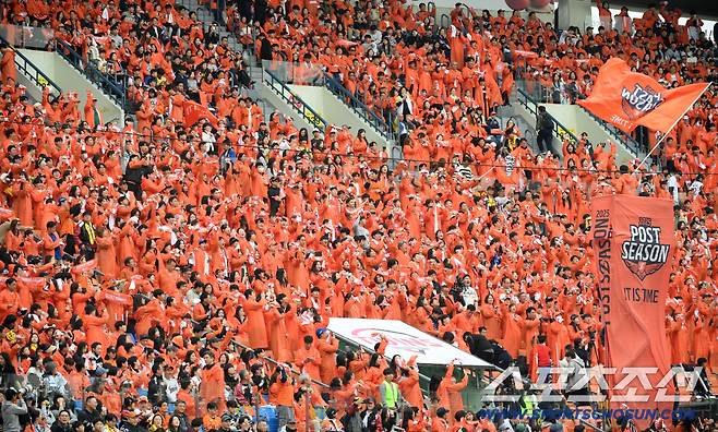 26일 잠실구장에서 열린 한국시리즈 1차전 LG 트윈스와 한화 이글스의 경기. 한화 팬들이 응원전을 펼치고 있다. 잠실=박재만 기자 pjm@sportschosun.com/2025.10.26/