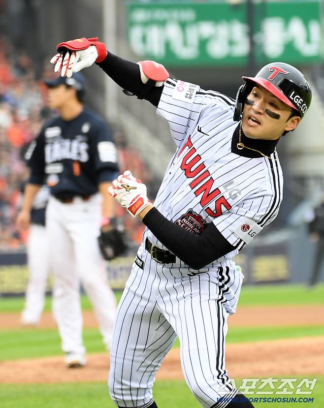 26일 잠실구장에서 열린 한국시리즈 1차전 LG 트윈스와 한화 이글스의 경기. 5회말 LG 박해민이 솔로포를 날린 뒤 환호하고 있다. 잠실=박재만 기자 pjm@sportschosun.com/2025.10.26/