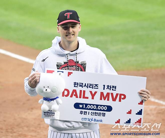 26일 잠실구장에서 열린 한화와 LG의 KS 1차전. LG가 한화에 승리했다. MVP 수상한 LG 톨허스트. 잠실=송정헌 기자songs@sportschosun.com/2025.10.26/