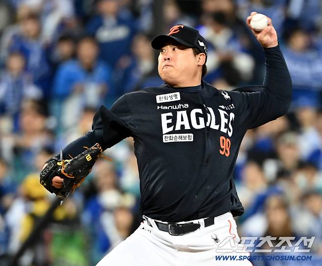 21일 대구 삼성라이온즈파크에서 열린 한화와 삼성의 플레이오프 3차전, 한화 선발투수 류현진이 역투하고 있다. 대구=허상욱 기자wook@sportschosun.com/2025.10.21/