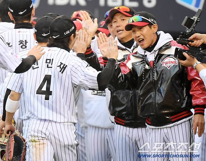 26일 서울 잠실구장에서 열린 한화와 LG의 한국시리즈 1차전. LG가 8대2로 승리하며 기선을 제압했다. 신민재와 하이파이브하는 염경엽 감독. 잠실=정재근 기자 cjg@sportschosun.com/2025.10.26/